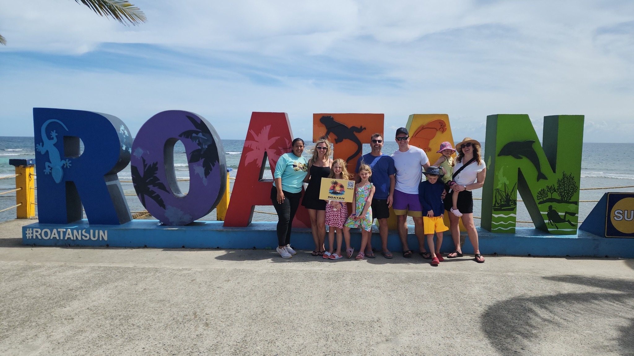 Cruise guests enjoying Roatán